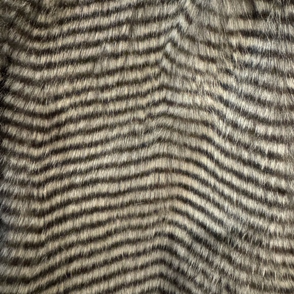 NWOT Women’s Faux Fur Vest by Jack Size Small Beautiful Stylish Soft Warm - Picture 3 of 9